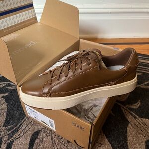 BRAND NEW DISCONTINUED Kizik Brown Leather Vegas Slip On Shoes (unisex)